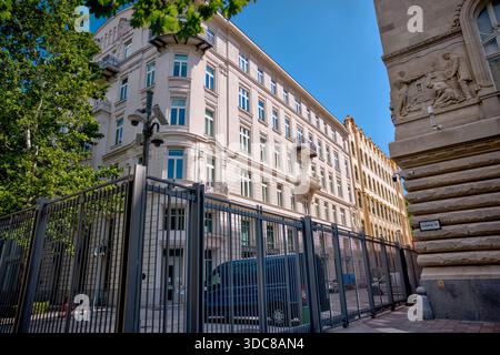 Vista esterna dell'edificio dell'ambasciata degli Stati Uniti in Piazza Szabadság a Budapest, Ungheria, fotografata attraverso la scherma perimetrale. Foto Stock