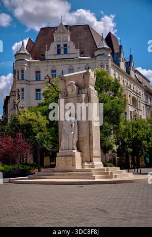Statua del Conte Gyula Andrássy sul viale Andrássy a Budapest, Ungheria, con edifici storici sullo sfondo. Foto Stock
