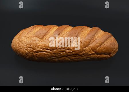 Pane bianco ammuffito isolato su sfondo nero che mostra chiaramente la contaminazione da funghi Foto Stock