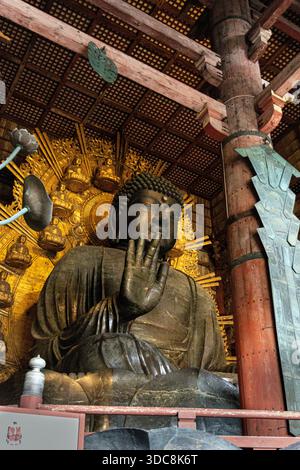 Grande Buddha (Daibutsu) nella sala principale del Tempio Todaiji, Nara, Giappone Foto Stock