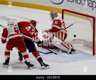 Washington, Stati Uniti. 20 dicembre 2025. Tom Wilson dei Capitals spara contro il portiere dei Red Wings John Gibson come segue Ben Chiarot dei Red Wings, alla Capital One Arena di Washington, DC, sabato 20 dicembre 2025. Foto di Mark Abraham/UPI credito: UPI/Alamy Live News Foto Stock