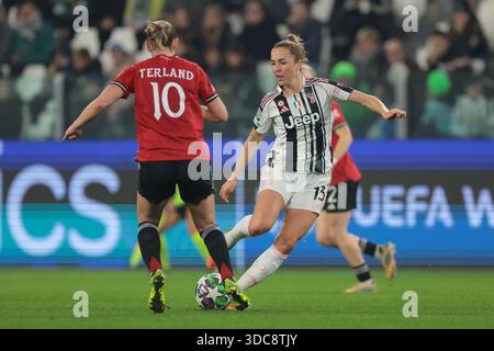 Torino, Italia, 17 dicembre 2025. Elisabeth Terland del Manchester United sfida Lia Walti della Juventus durante la partita Juventus Women vs Manchester United Women UEFA Womens Champions League allo Juventus Stadium di Torino. Il credito immagine dovrebbe essere: Jonathan Moscrop / Sportimage Foto Stock