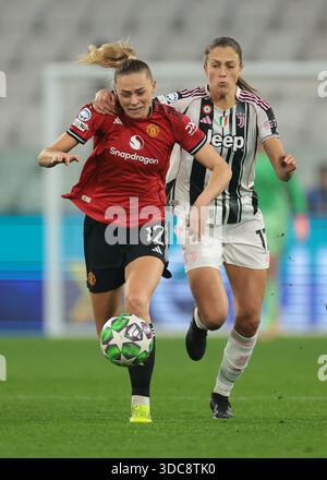Torino, Italia, 17 dicembre 2025. Emma ha rubato Godo della Juventus si arrabbia con Fridolina Rolfo del Manchester United durante la partita Juventus Women vs Manchester United Women UEFA Women Champions League allo Juventus Stadium di Torino. Il credito immagine dovrebbe essere: Jonathan Moscrop / Sportimage Foto Stock