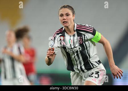 Torino, Italia, 17 dicembre 2025. Cecilia Salvai della Juventus durante la partita Juventus Women vs Manchester United Women UEFA Womens Champions League allo Juventus Stadium di Torino. Il credito immagine dovrebbe essere: Jonathan Moscrop / Sportimage Foto Stock