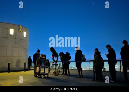 Una serata presso l'iconico Osservatorio Griffith che si affaccia sulla megacittà, Los Angeles CA Foto Stock