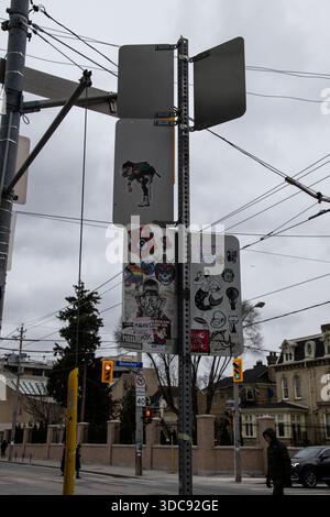 Adesivi sulle indicazioni stradali di Beverley Street nel centro di Toronto, Ontario, Canada Foto Stock