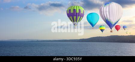 Mongolfiere che volano sopra il mare. Design banner Foto Stock