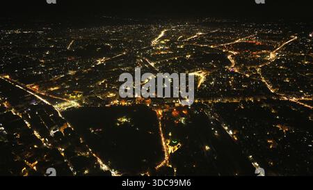 Una veduta notturna di Aleppo, Siria, il 19 dicembre 2025, che mostra strade illuminate, dense aree residenziali e le principali rotte di traffico sotto il NEG Foto Stock