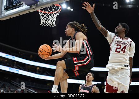 Newark, Stati Uniti. 20 dicembre 2025. 20 dicembre 2025; Newark, New Jersey; la guardia degli Houston Cougars Kingston Flemings (4) supera la guardia dell'Arkansas Razorbacks Billy Richmond III (24) fino al cestino nella seconda metà del Never Forget Tribute Classic al Prudential Center. (Foto di Jess Stiles/Sipa USA) credito: SIPA USA/Alamy Live News Foto Stock
