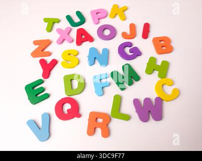 Lettere colorate dell'alfabeto di legno, che vengono generalmente vendute come un giocattolo educativo o un puzzle per bambini. Foto Stock