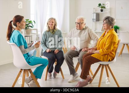 Pazienti anziani in consultazione medica con medico o infermiere Foto Stock