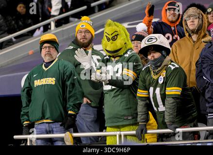 Chicago, Stati Uniti. 20 dicembre 2025. I tifosi dei Green Bay Packers fanno il tifo per la loro squadra al Soldier Field di Chicago sabato 20 dicembre 2025. Bears sconfisse i Packers 22-16. Foto di Mark Black/UPI Credit: UPI/Alamy Live News Foto Stock