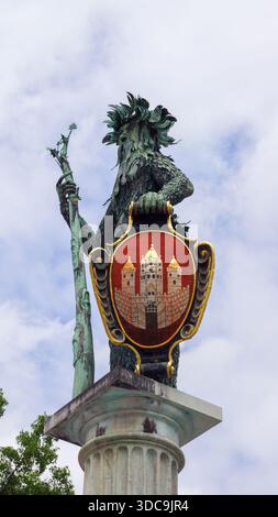 La statua di Wilder Mann a Salisburgo si trova su Max Reinhardt Platz ed è parte di una storica fontana, conosciuta come Wilder-Mann-Brunnen. Foto Stock