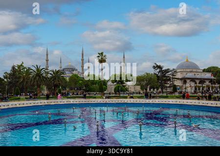 Ammira la Moschea Blu conosciuta anche come Moschea Sultanahmet a Istanbul, Turchia Foto Stock