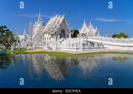 Tempio bianco conosciuto come Wat Rong Khun, a Chiang Rai, Thailandia. Foto Stock