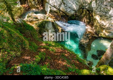 Le cascate di acqua cristallina attraversano aggraziatamente rocce rocciose che evocano tranquillità e stupore nella splendida Valle del Soca slovena Foto Stock