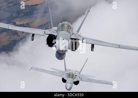 Il McDonnell Douglas F/A-18C Hornet dell'aeronautica militare finlandese è un caccia supersonico bimotore multiruolo. È stato fotografato durante un volo di formazione in una configurazione aria-aria presso il Royal International Air Tattoo di Fairford, in Inghilterra. L'F/A-18C è progettato per operazioni di combattimento aria-aria, attacco al suolo e ricognizione, con avionica avanzata, elevata manovrabilità, e una robusta cellula per vari requisiti di missione. Funziona con una configurazione a due o a pilota singolo. Foto Stock