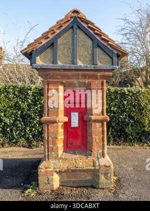 Cassetta per lettere con montaggio a parete Edoardo VII in una grande base ornata che richiama il design architettonico tardo edoardiano a Stanstead Abbotts, Hertfordshire Foto Stock