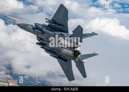 Catturato al RIAT 2025, l'F-15E Strike Eagle serial 91-0302 (LN) dell'aeronautica statunitense in volo. L'aereo da attacco multiruolo dimostra una manovrabilità dinamica e un controllo aerodinamico durante le manovre aria-aria. Foto Stock