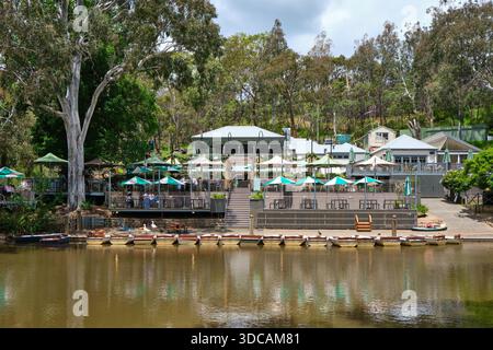 Studley Park Boathouse, la più antica casa galleggiante pubblica sul fiume Yarra nello Yarra Bend Park nel sobborgo di Kew, Melbourne, Victoria, Australia. Foto Stock