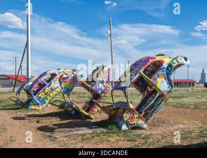 Lungo LA ROUTE 66, le cinque auto Volkswagen Beetle del Bug Ranch offrono il più prestigioso Cadillac Ranch, Amarillo, Texas. Foto Stock