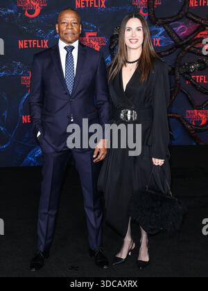 (FILE) Stranger Things 5 Vol. 2 pubblicherà tre nuovi episodi a Natale (giovedì 25 dicembre 2025) e Vol. 3 - l'episodio finale a Capodanno (mercoledì 31 dicembre 2025). HOLLYWOOD, LOS ANGELES, CALIFORNIA, USA - 06 NOVEMBRE: Sherman Augustus e Anora Wolff arrivano alla prima mondiale della quinta stagione di Netflix "Stranger Things", tenutasi al TCL Chinese Theatre IMAX il 6 novembre 2025 a Hollywood, Los Angeles, California, Stati Uniti. (Foto di David Acosta/Image Press Agency) Foto Stock