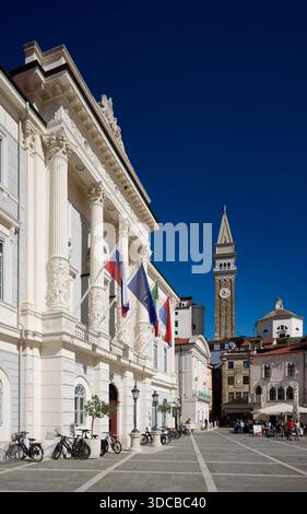 Municipio, statua di Giuseppe Tartini e colorate facciate in stile veneziano a Piazza Tartini con dietro la Cattedrale di San Giorgio, Pirano, Slovenia Foto Stock