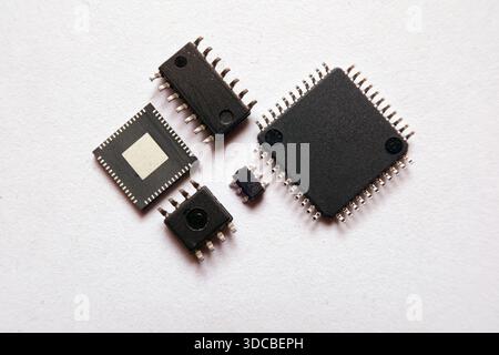 Componenti semiconduttori con tecnologia a montaggio superficiale, circuiti integrati e microchip. Foto Stock