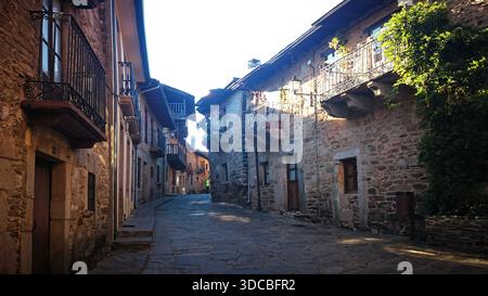 Vecchia strada nella città storica di Puebla de Sanabria, Spagna Foto Stock
