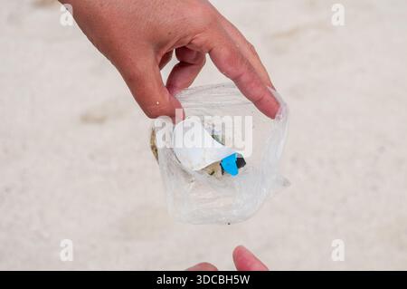Donna che raccoglie plastica su una spiaggia delle Galapagos, spazzatura, spazzatura, spiaggia di Manglecito, isola di San Cristóbal, isole Galapagos, Ecuador Foto Stock