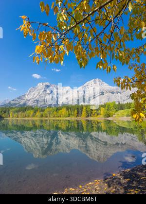 Crolla i colori e i riflessi al laghetto a cuneo con il monte Kidd che si innalza sullo sfondo. Kananaskis Country, Alberta, Canada. Foto Stock