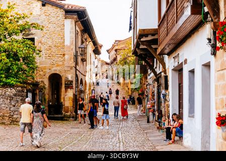 Vivace strada nel centro storico di Santillana del Mar, Cantabria, Spagna, Europa Foto Stock