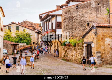Vivace strada nel centro storico di Santillana del Mar, Cantabria, Spagna, Europa Foto Stock