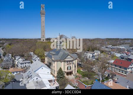 Vista aerea del villaggio di Provincetown con il Municipio e il Monumento dei pellegrini, Cape Cod Foto Stock