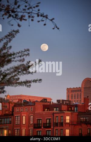 Luna piena su edifici in mattoni rossi a Boston Foto Stock