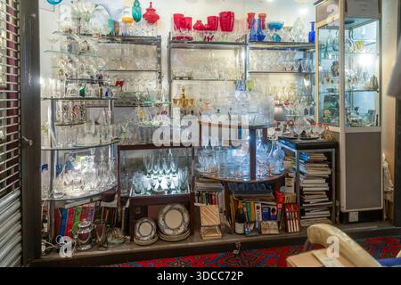 Londra, Regno Unito, 2 dicembre 2025, grande collezione di decanter in cristallo e vetro sugli scaffali in un negozio vintage. Foto Stock