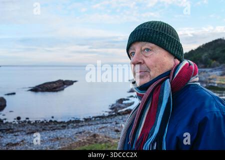Concetto di invecchiamento con dignità mostrato in un ritratto ravvicinato di un anziano all'aperto, che mette in evidenza carattere, resilienza, profondità emotiva, esperienza di vita Foto Stock