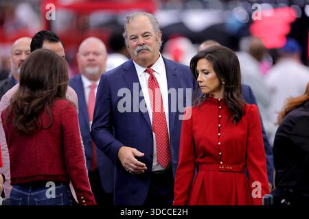 Houston, Texas, Stati Uniti. 21 dicembre 2025. Il proprietario degli Houston Texans Cal McNair (centro) prima della partita NFL tra gli Houston Texans e i Las Vegas Raiders all'NRG Stadium di Houston, Texas, il 21 dicembre 2025. (Credit Image: © Erik Williams/ZUMA Press Wire) SOLO PER USO EDITORIALE! Non per USO commerciale! Foto Stock