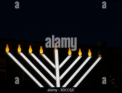 Hanukkah Menorah contro il cielo notturno durante la celebrazione Hanukkah nel distretto di Cherry Creek a Denver, Colorado Foto Stock