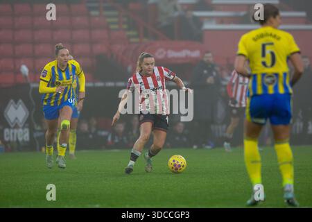 Sheffield, Regno Unito. 21 dicembre 2025. Charlie Devlin (10 Sheffield United) va avanti con la palla. Sheffield United / Southampton, WSL 2, Bramall Lane, Sheffield, Inghilterra, 21 dicembre 2025. Credito: SPP Sport Press Photo. /Alamy Live News Foto Stock