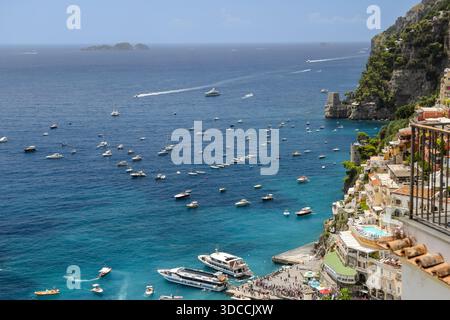 Barche ancorate al largo vicino alla spiaggia e al porto di Positano sulla Costiera Amalfitana, Italia. Foto Stock
