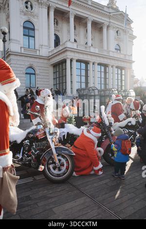 Zurigo, Svizzera. 20 novembre 2025. Babbo Natale con grandi motociclette nere di fronte al Teatro dell'Opera di Zurigo. Foto Stock