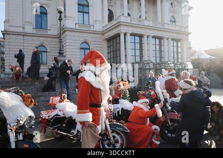 Zurigo, Svizzera. 20 novembre 2025. Babbo Natale con grandi motociclette nere di fronte al Teatro dell'Opera di Zurigo. Foto Stock