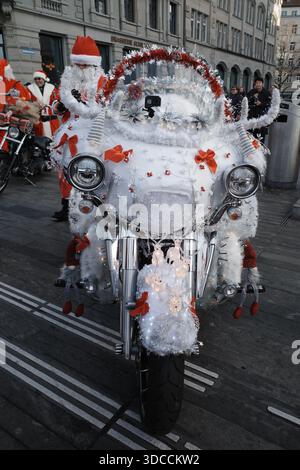 Zurigo, Svizzera. 20 novembre 2025. Babbo Natale con grandi motociclette nere di fronte al Teatro dell'Opera di Zurigo. Foto Stock