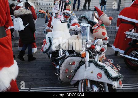 Zurigo, Svizzera. 20 novembre 2025. Babbo Natale con grandi motociclette nere di fronte al Teatro dell'Opera di Zurigo. Foto Stock