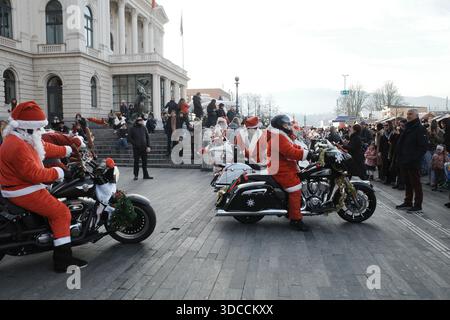 Zurigo, Svizzera. 20 novembre 2025. Babbo Natale con grandi motociclette nere di fronte al Teatro dell'Opera di Zurigo. Foto Stock