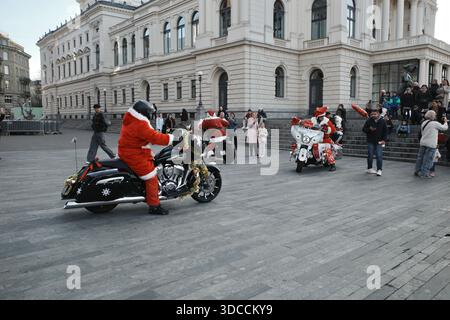 Zurigo, Svizzera. 20 novembre 2025. Babbo Natale con grandi motociclette nere di fronte al Teatro dell'Opera di Zurigo. Foto Stock