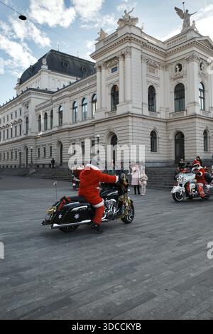 Zurigo, Svizzera. 20 novembre 2025. Babbo Natale con grandi motociclette nere di fronte al Teatro dell'Opera di Zurigo. Foto Stock