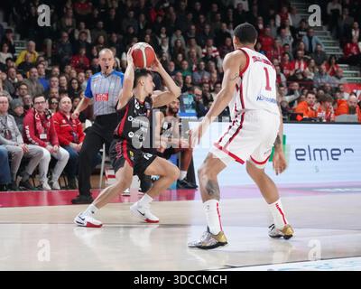 13 Matteo Librizzi - Openjob Metis Varese durante il mach tra Openjob Metis Varese e Pallacanestro Trieste, domenica 21 dicembre 2025, a Varese, al Palasport Lino Oldrini. (Foto di Fabio Averna/Sipa USA) credito: SIPA USA/Alamy Live News Foto Stock