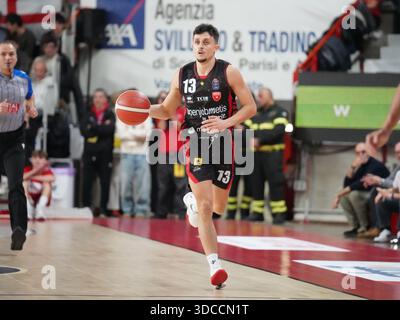 13 Matteo Librizzi - Openjob Metis Varese durante il mach tra Openjob Metis Varese e Pallacanestro Trieste, domenica 21 dicembre 2025, a Varese, al Palasport Lino Oldrini. (Foto di Fabio Averna/Sipa USA) credito: SIPA USA/Alamy Live News Foto Stock